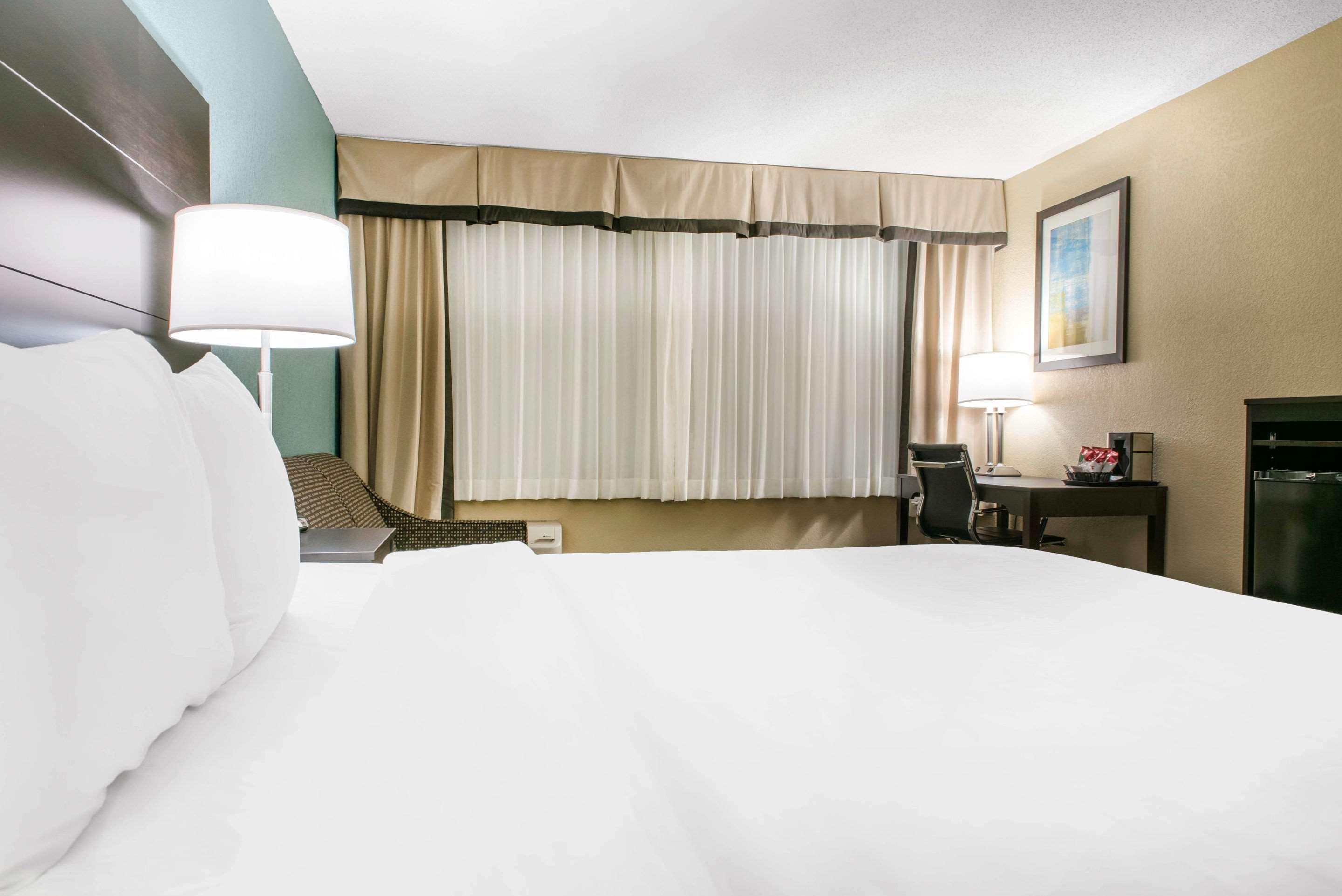 Quality Inn Dayton Airport Englewood Bagian luar foto