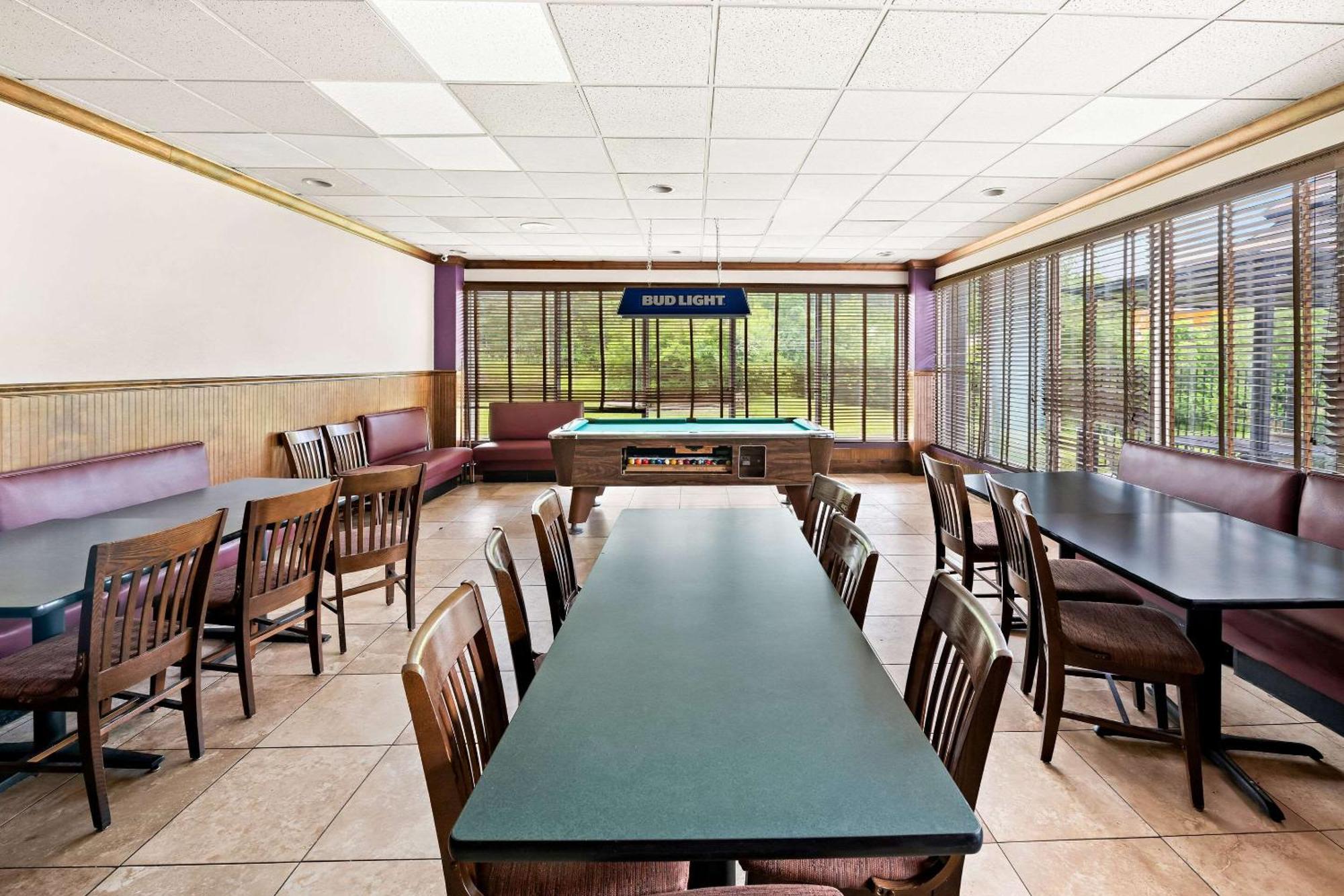 Quality Inn Dayton Airport Englewood Bagian luar foto