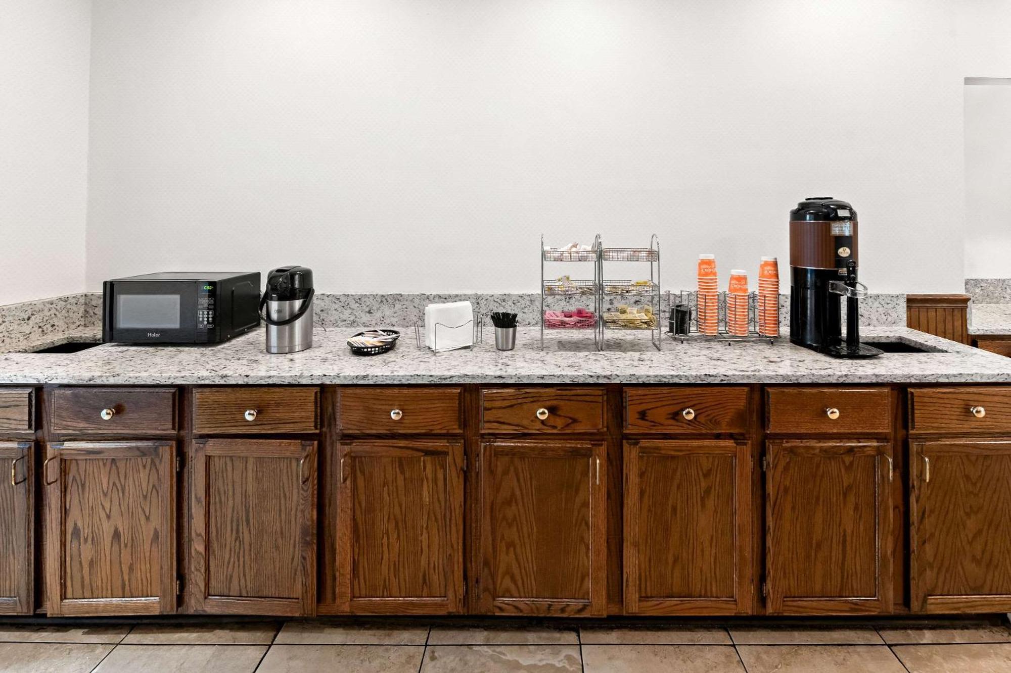 Quality Inn Dayton Airport Englewood Bagian luar foto