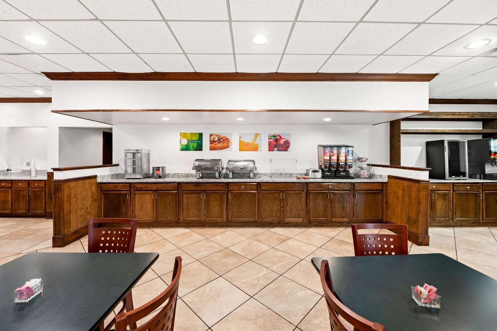 Quality Inn Dayton Airport Englewood Bagian luar foto