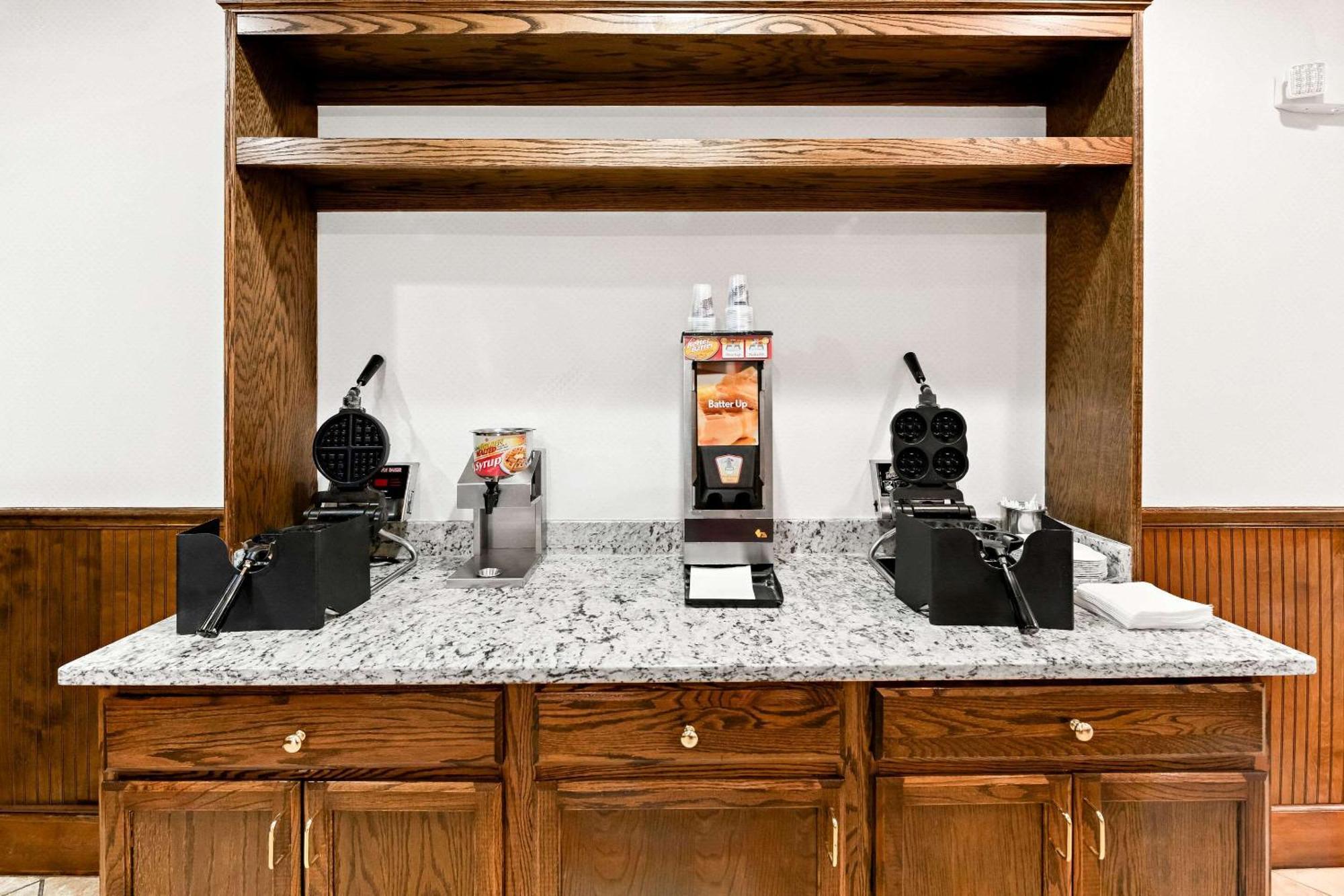 Quality Inn Dayton Airport Englewood Bagian luar foto