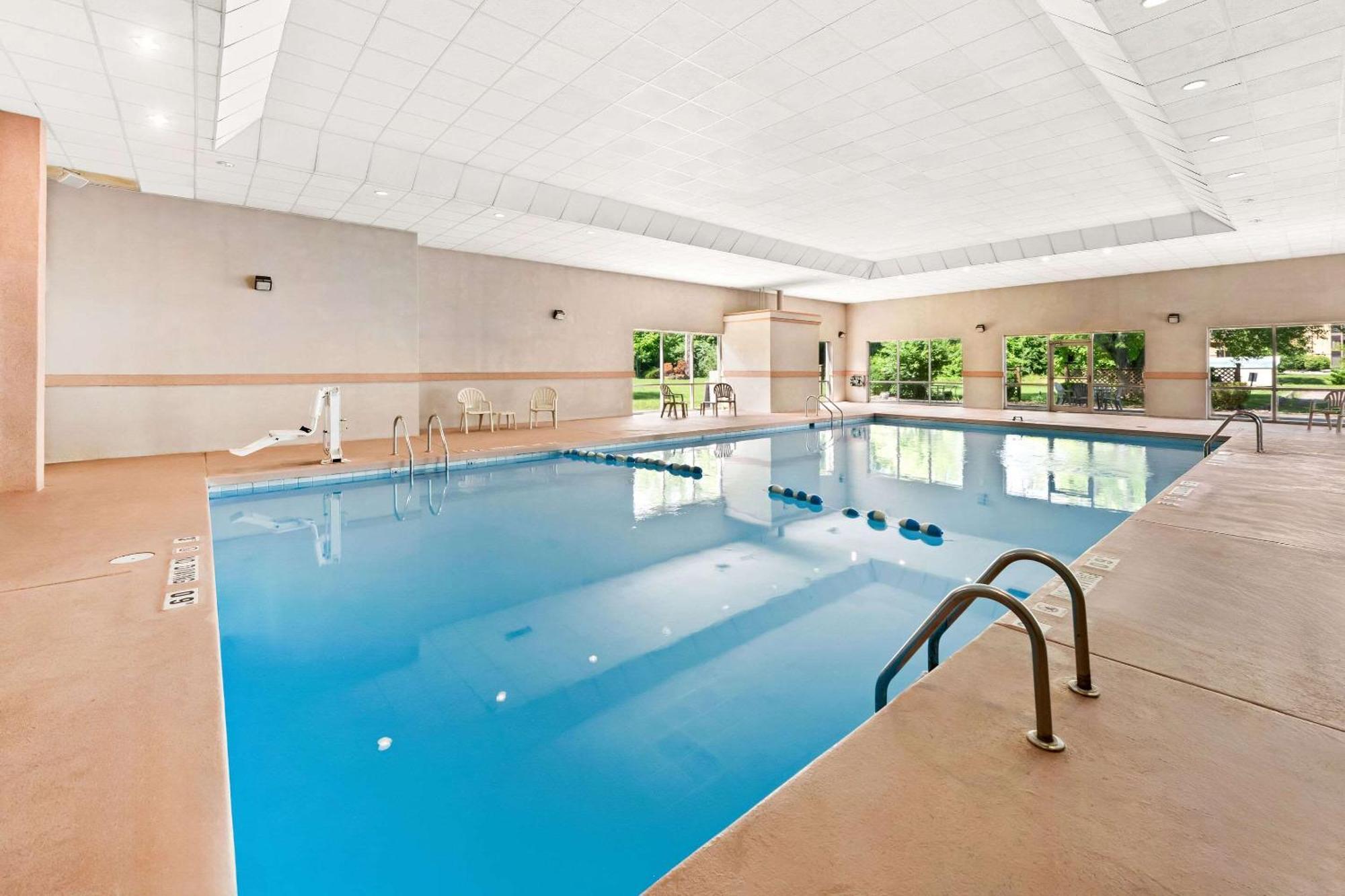 Quality Inn Dayton Airport Englewood Bagian luar foto