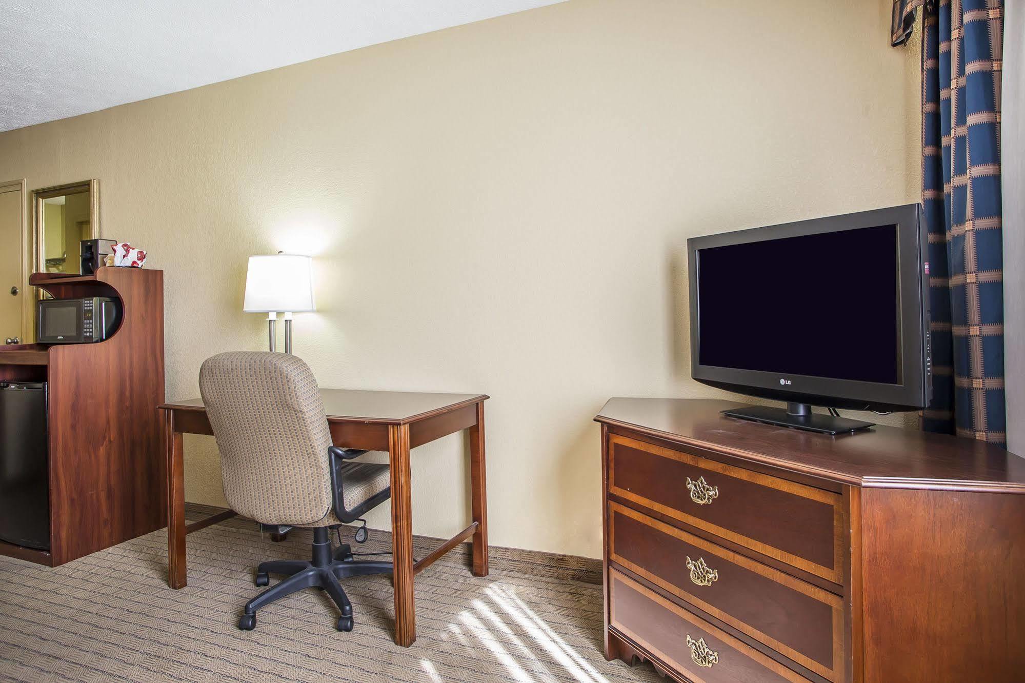 Quality Inn Dayton Airport Englewood Bagian luar foto